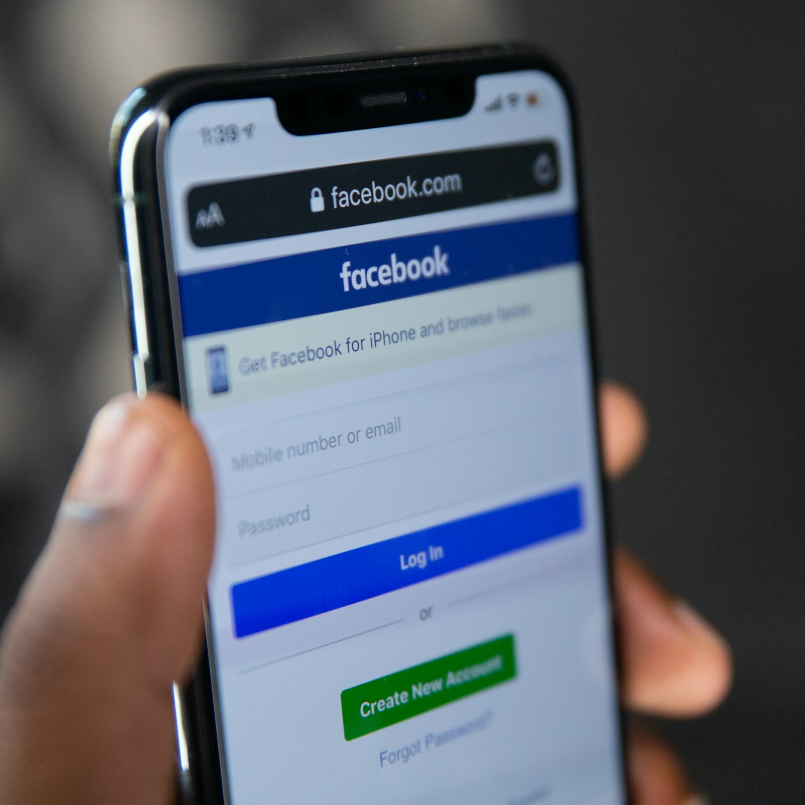 Pantalla de smartphone con la app de Facebook — caso de recuperación de página comercial de Luma Cake